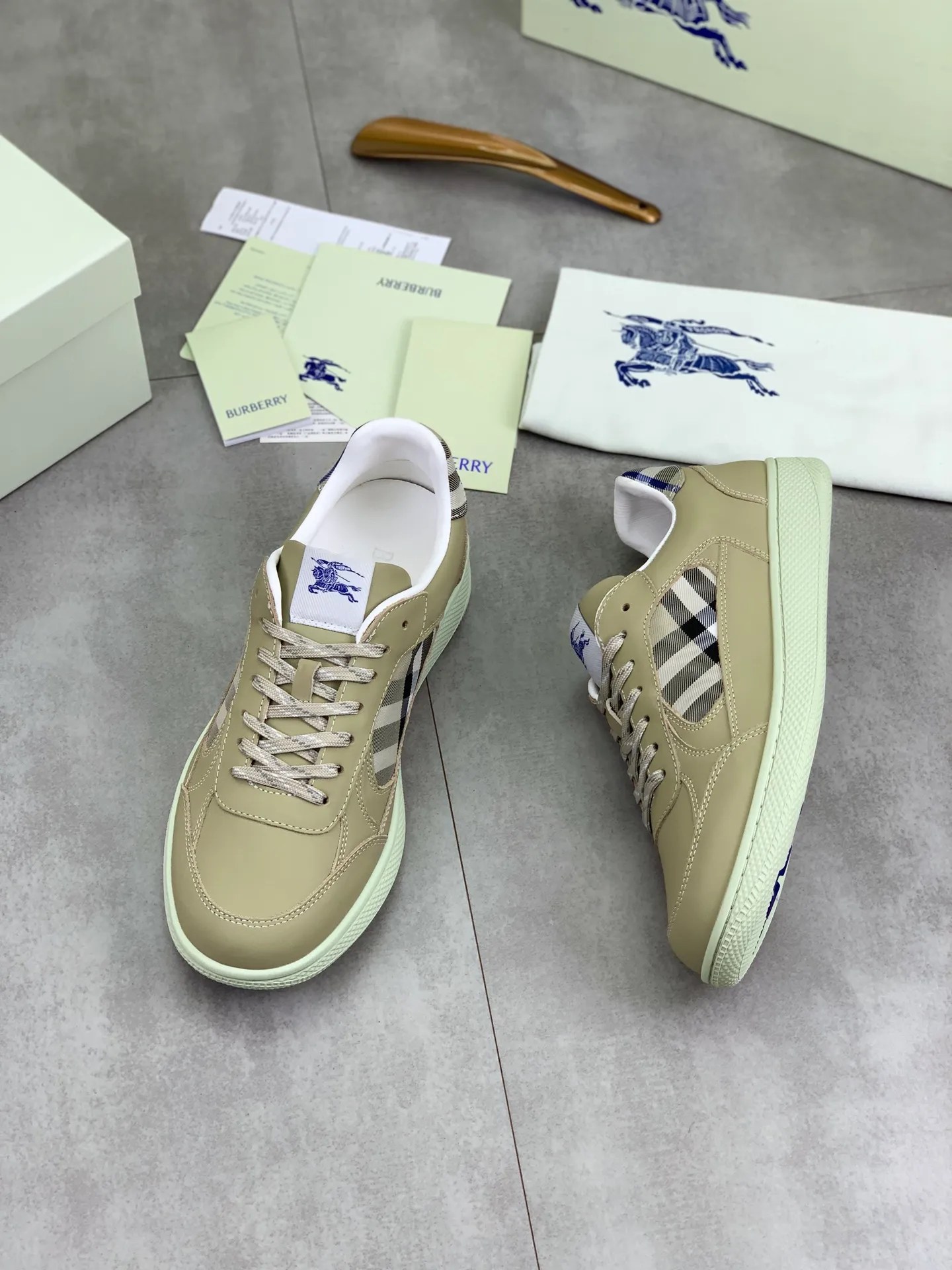 Factory price P640 [BURBERRY] Burberry - High-end quality original order - Upper: imported 🔝 original material - Inner lining: cowhide lining, feet; water-dyed cowhide - Outsole: ultra-light TPR rubber; two-color molded outsole - Super high quality control · Fine workmanship: highlighted (high-end, extravagance, grade) -Size: 39-45 (Male 38 46 can be customized) · Color: Multi-color optional